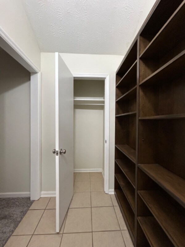 Building Photo - 2413 Greenbrier Dr