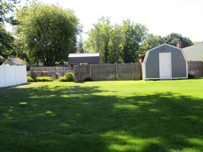Foto del edificio - Charming 3-Bedroom Home with Backyard & Of...