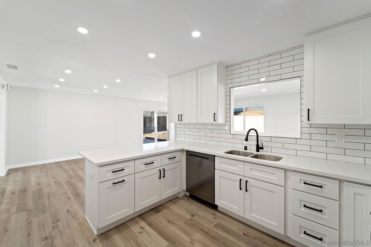 Foto principal - 10131 Strathmore Dr