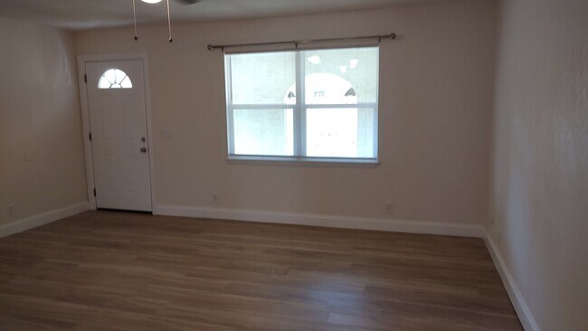 Foto del edificio - 6217 Pinetree Ave