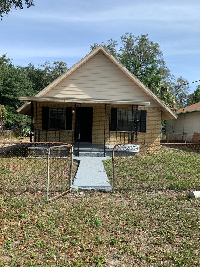 Building Photo - 2004 E Genesee St