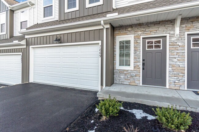 Building Photo - Welcome to this charming 3 bedroom, 2.5 ba...