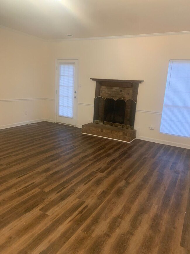 Building Photo - Great NW RALEIGH location-2 brm 2 bath ~ F...