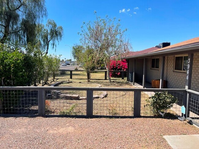 Foto del edificio - This 4 bedroom 2 bath is ready for immedia...