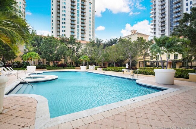 Piscina del condominio Toscano - 7355 SW 89th St
