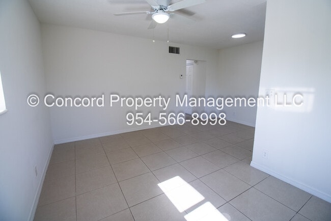 Foto del edificio - 2nd Floor corner 1/1 in GREAT Location - Pool- Laundry on Site