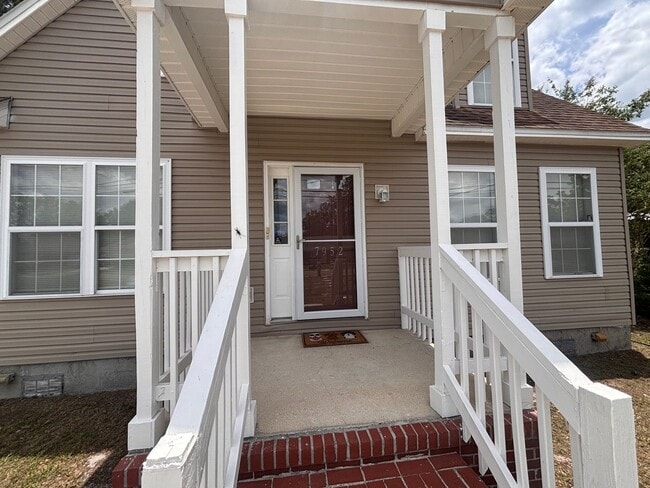 Building Photo - Spacious 4 Bedroom 2.5 Bath Single Family Home. Large Fenced in Yard. Front Porch. Garage.