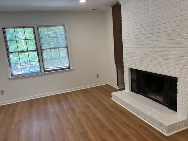 Foto del edificio - 8741 Chapel Hill Rd