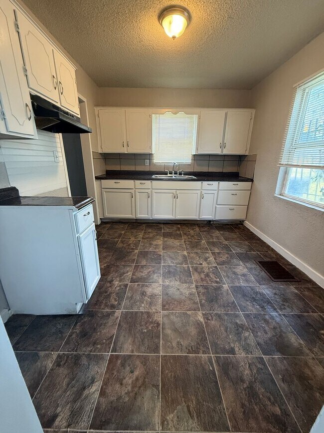 Foto del edificio - 2 bedroom townhome right off the highway!