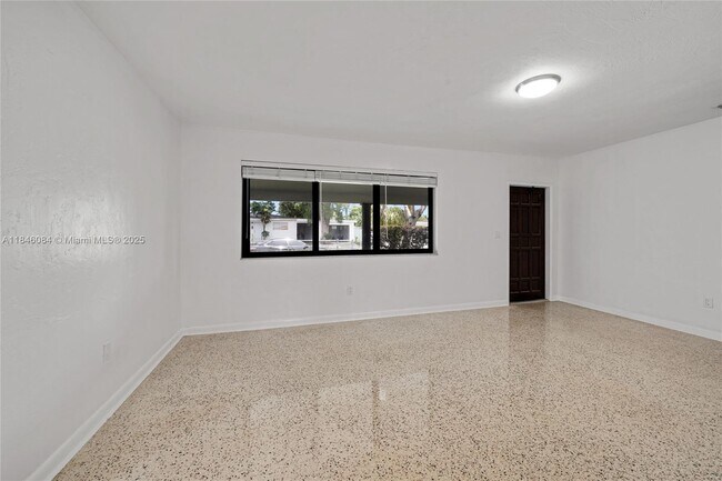 Building Photo - 168 SE 9th Ct