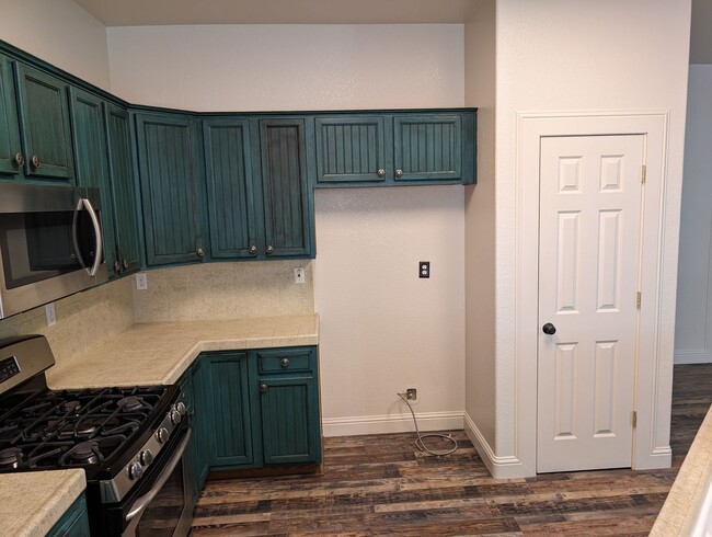 Building Photo - Refreshed and updated 5 bedroom Clovis hom...