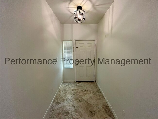 Building Photo - Spacious 4 Bed/2 Bath Home in SW Bakersfie...