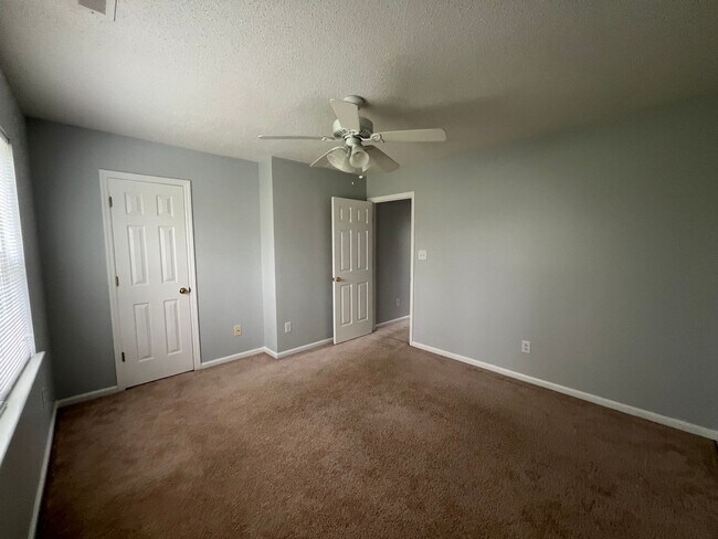 Building Photo - Beautiful 2 bedroom 1.5 bath townhouse. Lo...