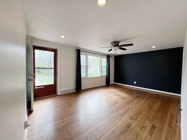 Building Photo - Stylishly Renovated Shawnee Home – Move-In...