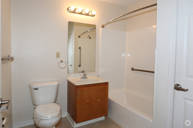 Baño - South Pointe Senior Apartments