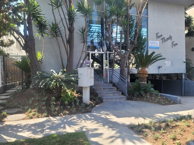 Building Photo - 435 S Palm Dr