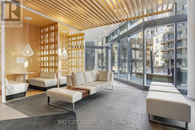 Photo du bâtiment - 45 Charles St E