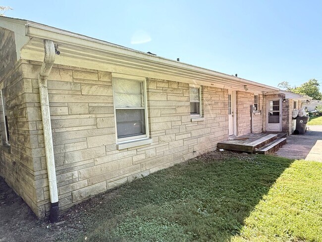 Foto del edificio - PRICE REDUCTION  Available August 2026; Mo...