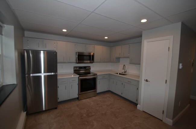 Building Photo - 594 Franklin St