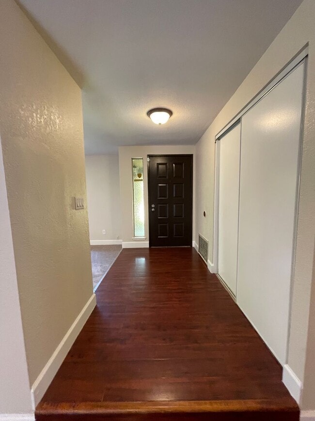 Building Photo - Recently Refreshed 3 bedroom with Central Heat/Air