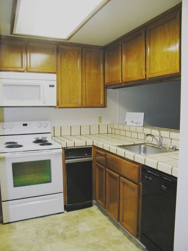Building Photo - Beautiful Condo in Newark!