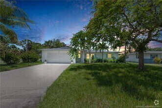 Building Photo - 701 SE Alamanda Way