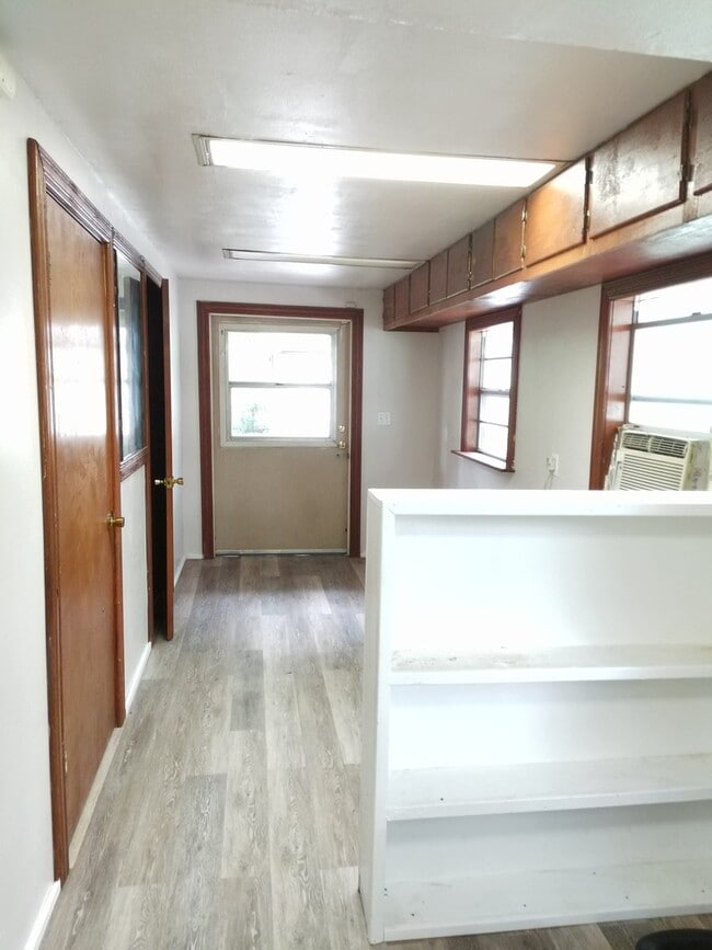 Building Photo - 3/2 Near Downtown Cleburne!