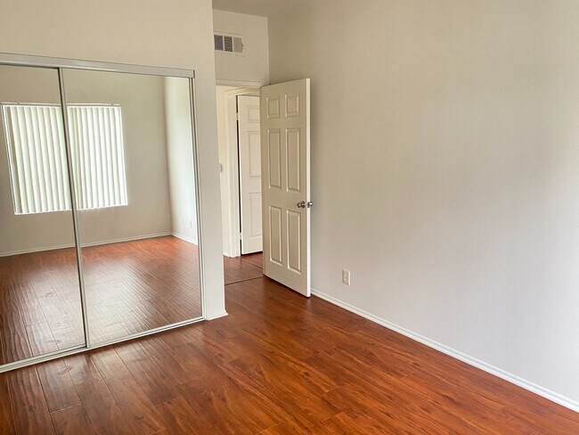 Foto del edificio - 1441 N Edison Blvd