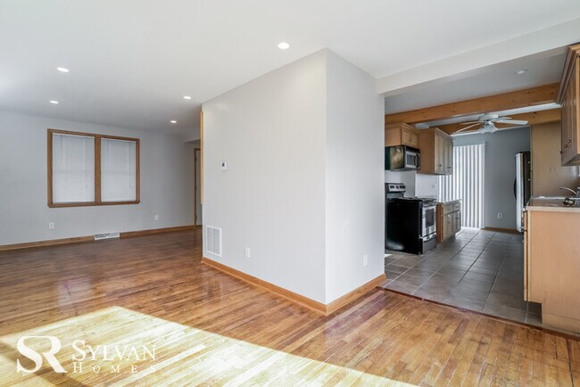Building Photo - 3BR 1.5BA cottage-style home features a be...