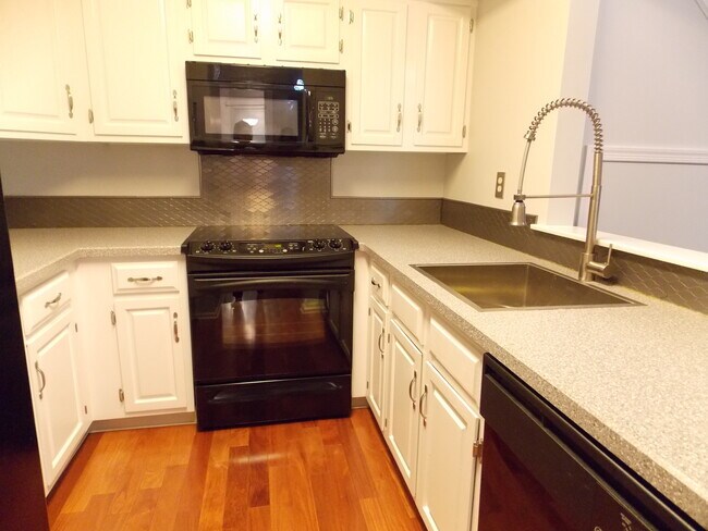 Foto del edificio - 12 Spruce Ct
