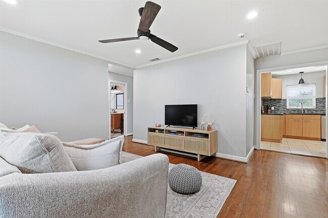 Foto del edificio - 2015 Woodcrest Dr