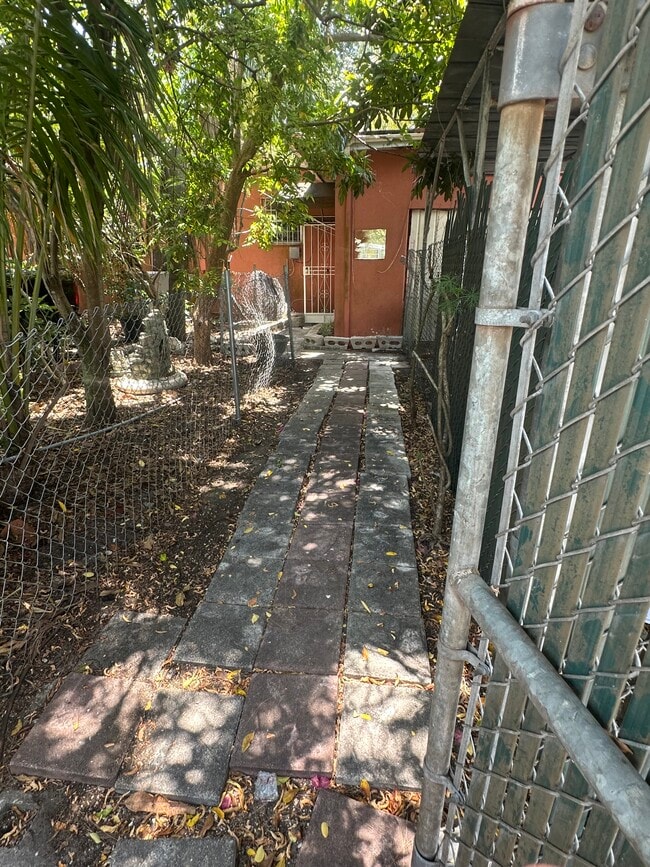 Foto del edificio - 1240 NE 148th St