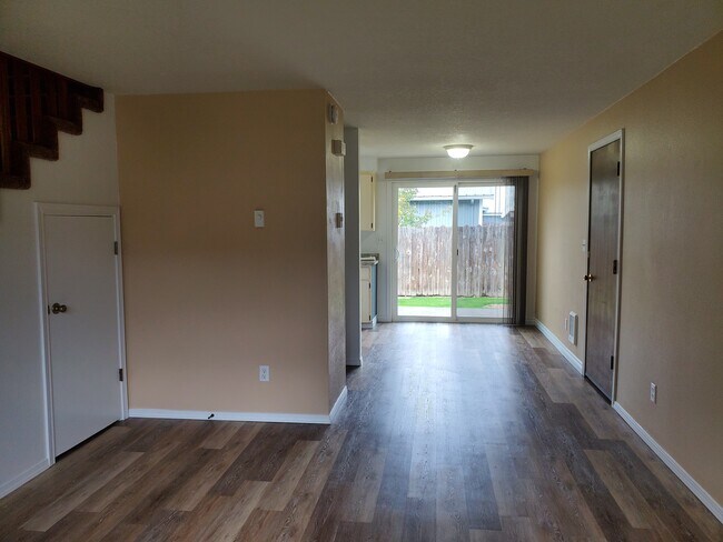 Foto del edificio - 105 Cowan Ct