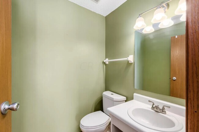 Medio baño en la planta baja - 5651 Barney Ln