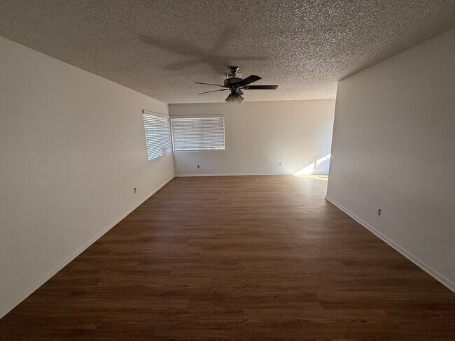 Building Photo - 871 W Mayberry Ave