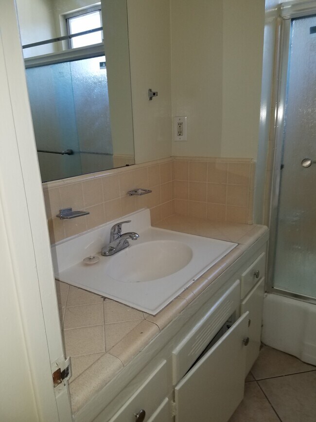 Bathroom - 505 S Harvard Blvd