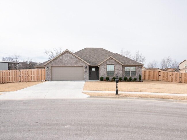 Building Photo - 5595 Sapphire Dr