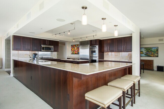 Building Photo - 650 Bellevue Way NE