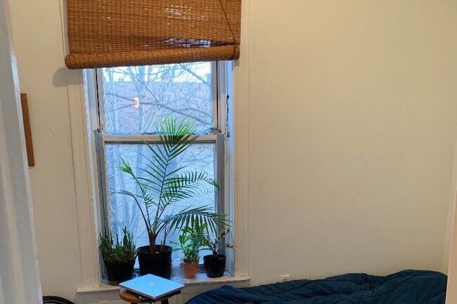 Bedroom - 1425 N Maplewood Ave