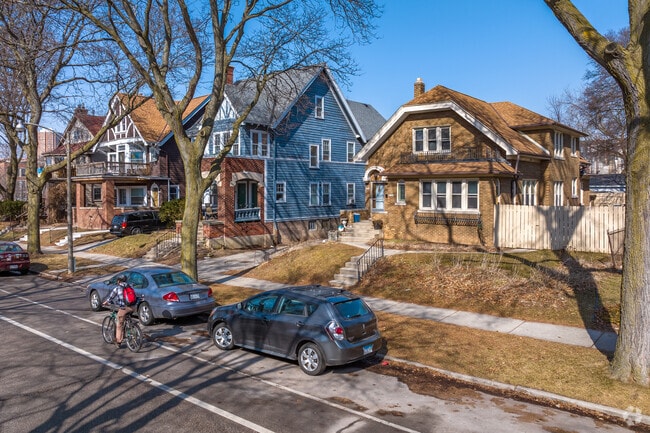 Bungalow and Victorian homes in the Murray Hill neighborhood.