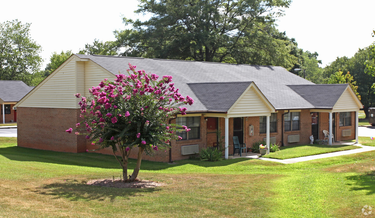 Gatewood Manor Apartments - Apartments In Greensboro, Nc 