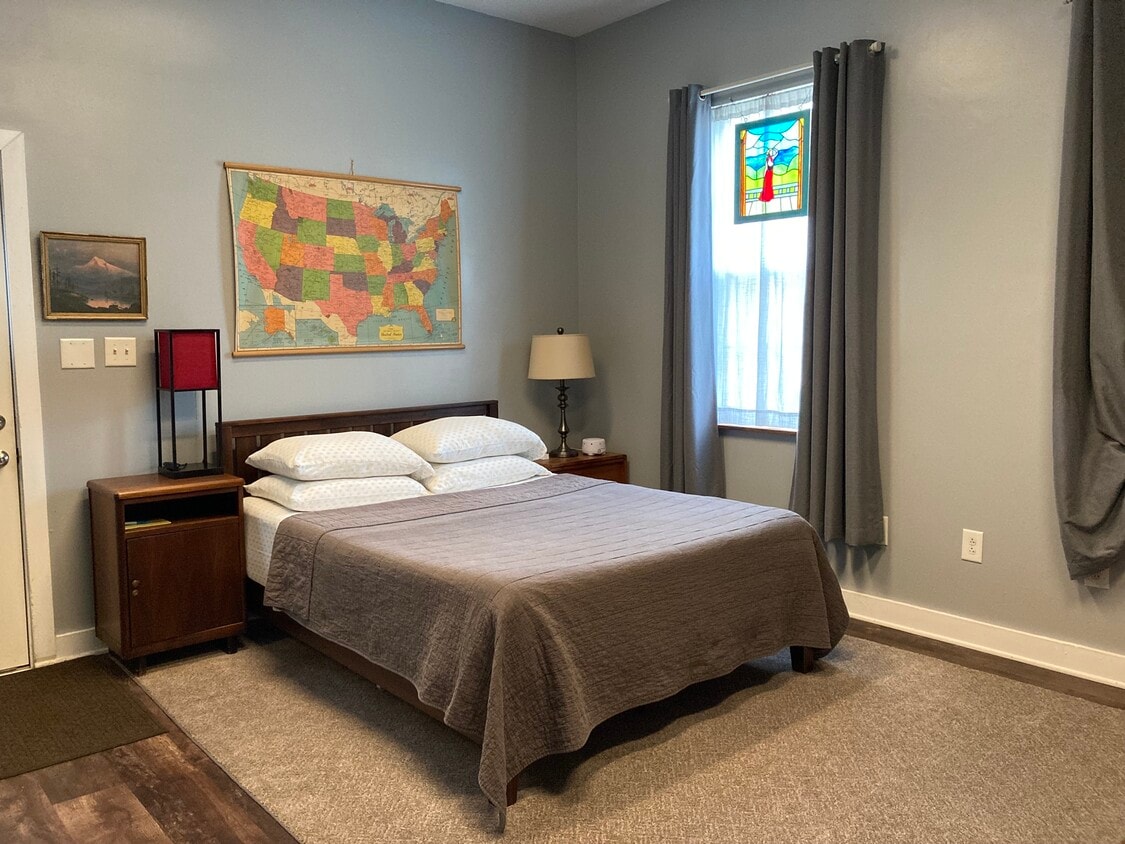 Primary Photo - 1910 Donner St