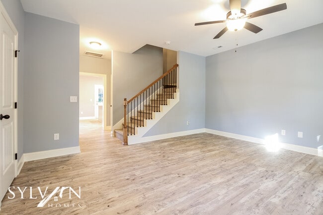 Building Photo - This 3BR, 2.5 BA home is ready for new res...