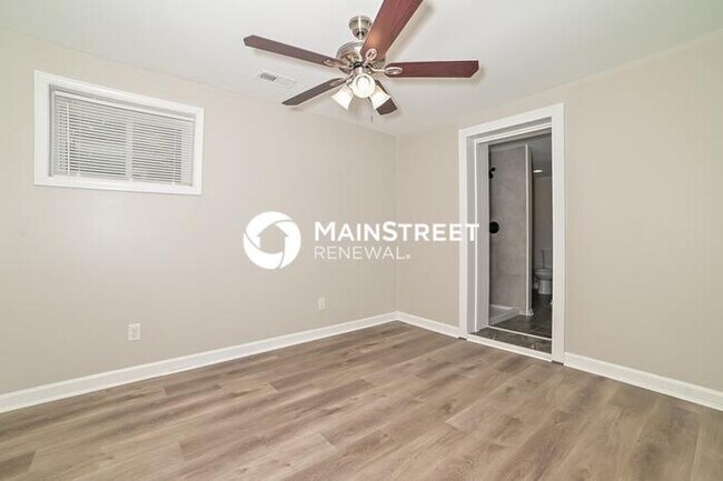 Building Photo - 3 Bedroom Pet-Friendly Home in Knoxville, TN with Main Street Renewal