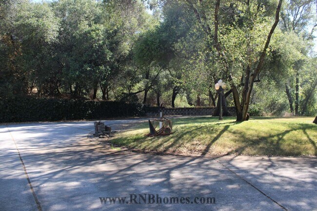 Foto del edificio - 677 Hoppe Ln