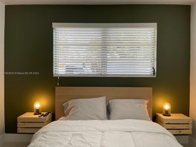 Building Photo - 322 NE 55th Terrace