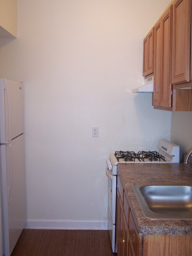 Kitchen - 1528 W Pratt Blvd