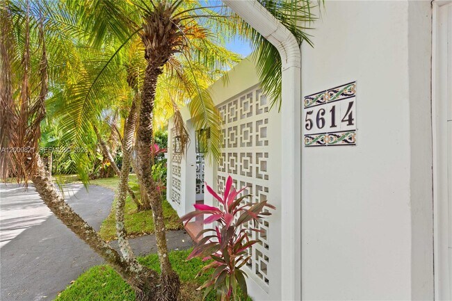 Foto del edificio - 5614 San Vicente St