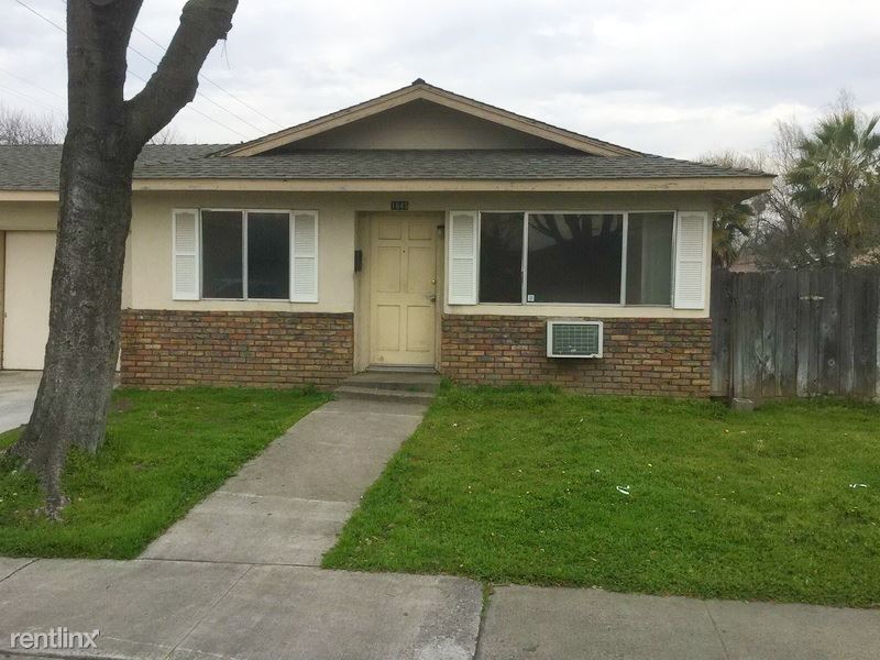 Primary Photo - 1645 Robbie Ave