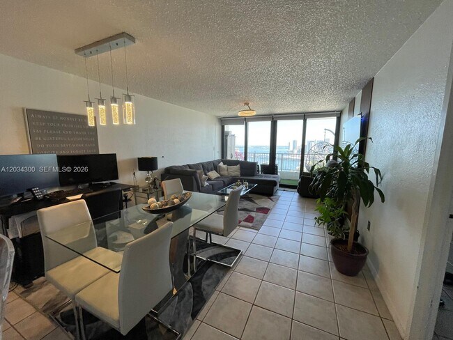 Foto del edificio - 555 NE 15th St
